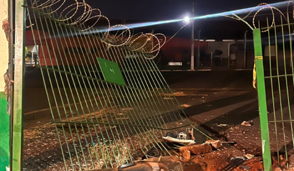 Motorista embriagado é preso após colidir veículo em semáforo e danificar muro no Bairro Popular, em Rio Verde