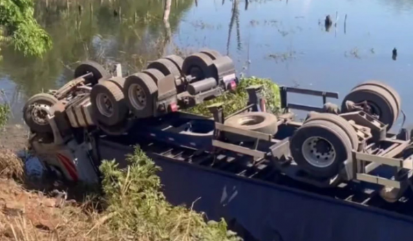 Motorista fica preso em cabine submersa após caminhão cair em córrego na BR-060