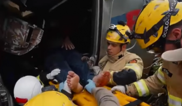 Motorista fica preso às ferragens após saída de pista na BR-452 em Rio Verde