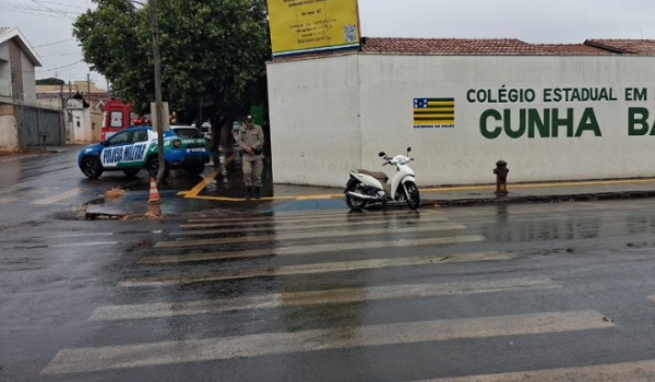 Motorista foge após atingir motociclista em cruzamento no Centro de Rio Verde