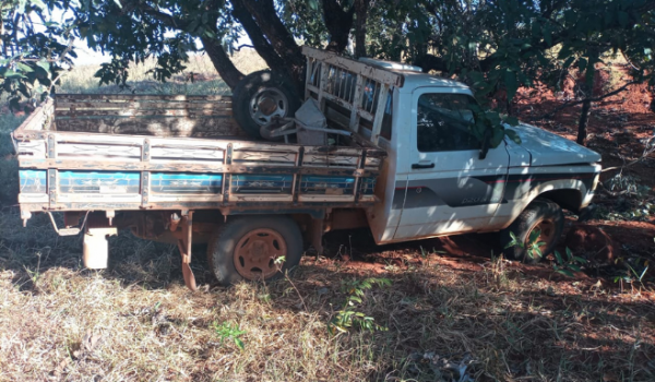 Condutor de 71 anos morre ao colidir em árvore em estrada na zona rural de Rio Verde