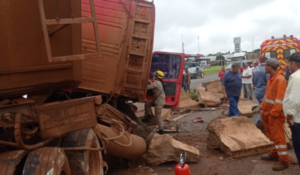 Motorista de carreta passa mal e colide em mureta na BR-452, em Rio Verde