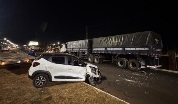 Motorista passa mal e fica ferida ao colidir em carreta parada em acostamento da BR-060, em Rio Verde