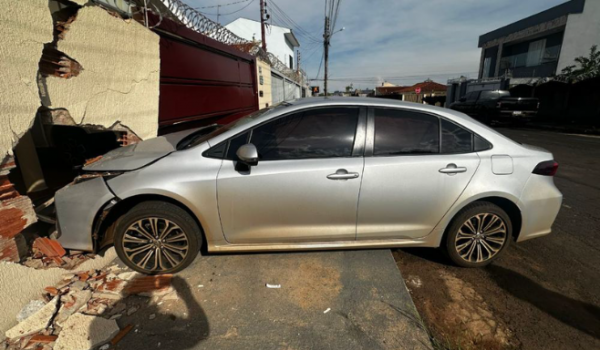 Motorista sofre mal súbito e carro atinge residência na Vila Rocha, em Rio Verde