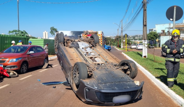 Motorista tomba carro na Avenida Universitária após sofrer 'apagão' ao volante, em Rio Verde