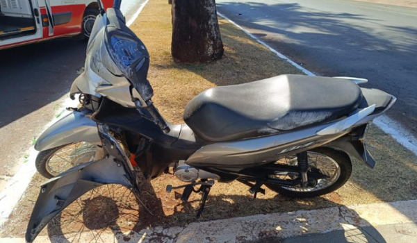Mudança de faixa termina em acidente e deixa duas pessoas feridas no Centro de Rio Verde