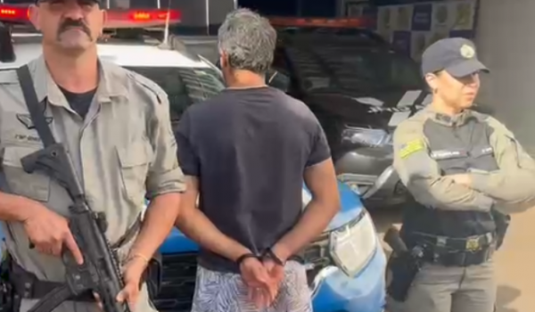 Mulher acorda com desconhecido tocando seu corpo dentro de casa em Rio Verde