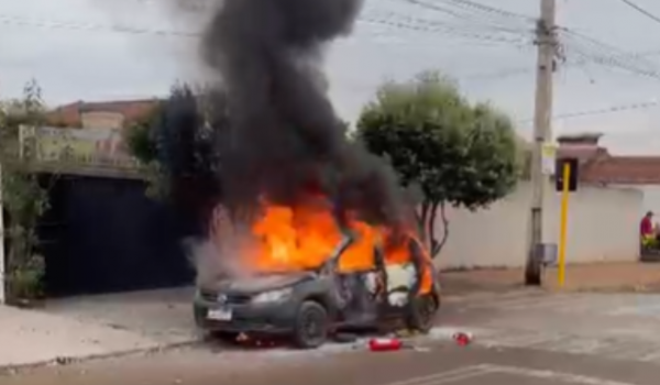 Mulher é detida suspeita de incendiar veículo após desentendimento com proprietário no Setor Eldorado