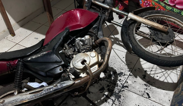 Mulher é presa após invadir casa, agredir ex-companheiro e ser flagrada com droga no bairro Vila Borges