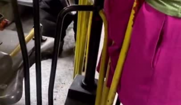 Mulher é resgatada por bombeiros após ficar presa em catraca de ônibus em Manaus