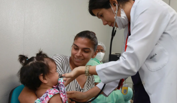 Mulheres passam a ser maioria entre médicos no Brasil, aponta estudo