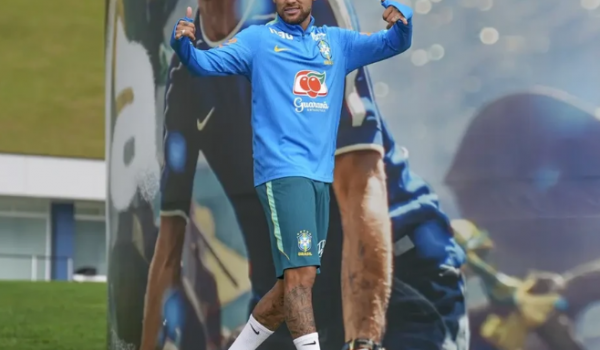 Neymar volta a treinar no gramado e mostra recuperação