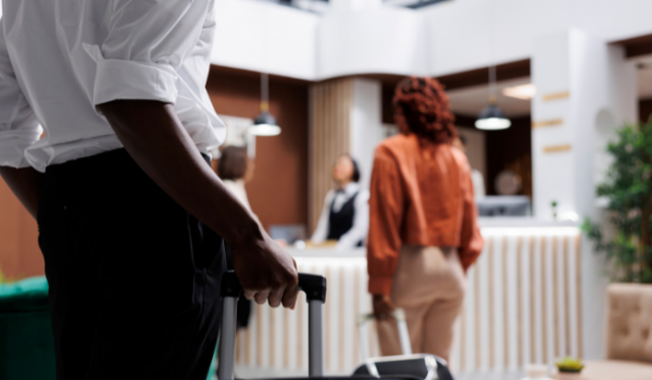 Novas regras de check-in e check-out em hotéis entram em vigor nesta terça (16) todo o Brasil