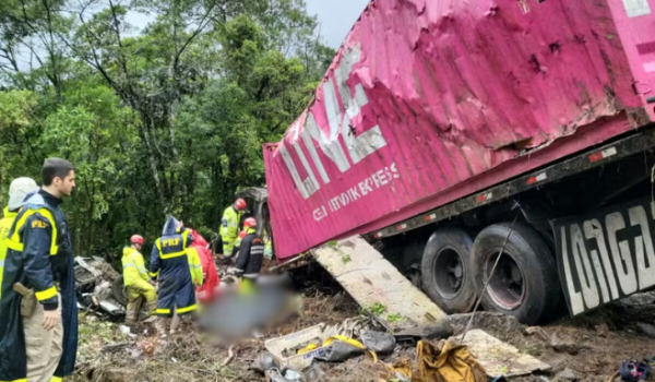 Nove membros de equipe de remo morrem após carreta tombar sobre van em rodovia do Paraná