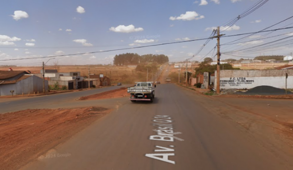 Obra da terceira faixa interdita trecho da Avenida Brasil 