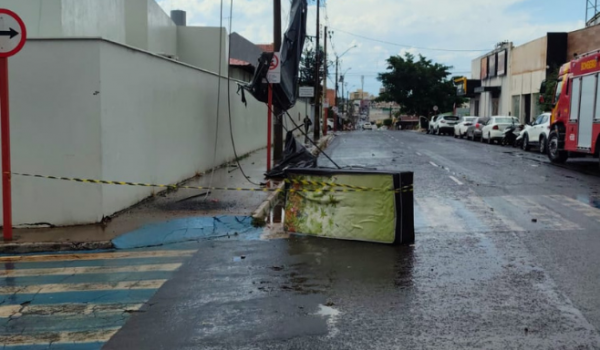 Outdoor atinge rede elétrica e fiação fica solta próxima de escola na Vila Santo Antônio