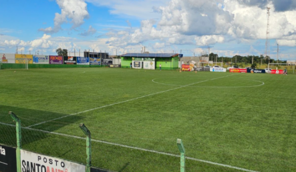 Pai invade campo e tenta agredir árbitro após filho ser expulso de jogo em Catalão