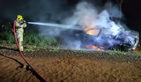 Pane elétrica provoca incêndio e destrói carro próximo do IF Goiano, em Rio Verde