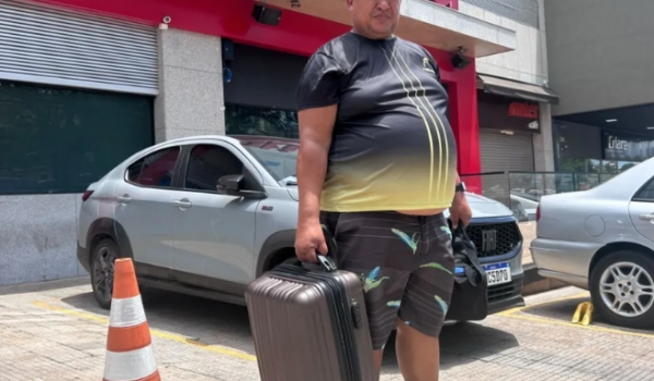 Pedreiro viaja mais de 2 mil quilômetros para conhecer mulher e descobre que ela foi criada por inteligência artificial