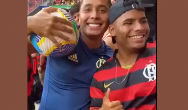 Vídeo mostra torcedor com bola antes de ser arremessada em campo no jogo do Flamengo x Criciúma