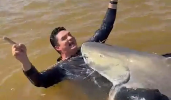 Pescador fisga piraíba gigante de 2,16 metros no Rio Araguaia