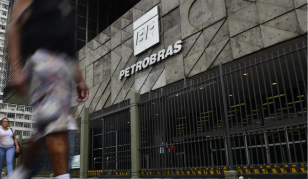 Petrobras reajusta em 55% o preço do combustível de aviões