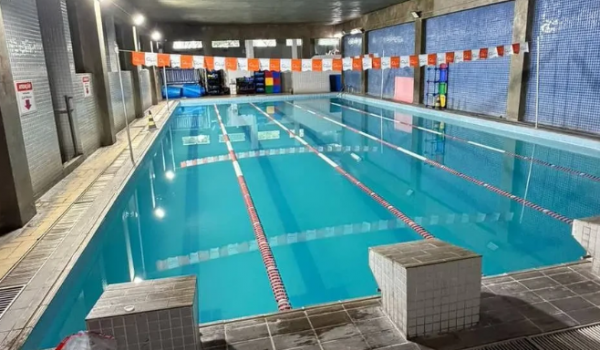 Especialista alerta para riscos do cloro em piscinas após morte de professora em academia de SP