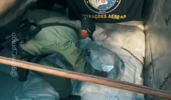 PM apreende bitrem com 2,5 toneladas de agrotóxicos contrabandeados em Acreúna
