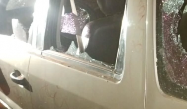 PM prende mulher após denúncia de dano em residência e veículo no Setor Pauzanes