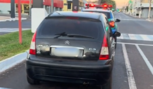 PM recupera carro furtado e leva dois homens à delegacia em Rio Verde