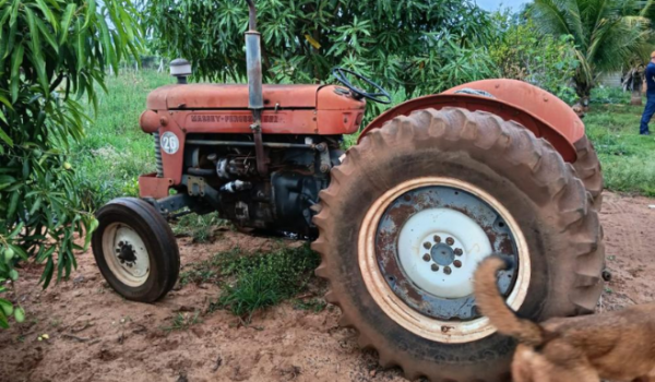 PM recupera trator furtado na zona rural de Rio Verde; dois são levados à delegacia