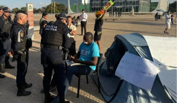 Polícia é acionada para retirar deputados acampados na Praça dos Três Poderes por ordem de Moraes