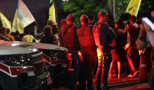 A COR DA VIOLÊNCIA: POR QUE A POLÍCIA BRASILEIRA MATA MAIS NEGROS?