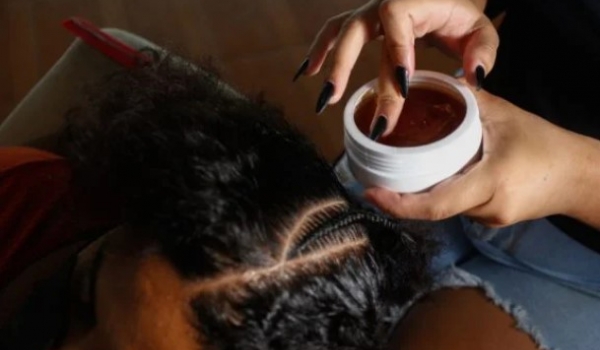 Anvisa autoriza a volta da comercialização de 930 pomadas modeladoras de cabelo 