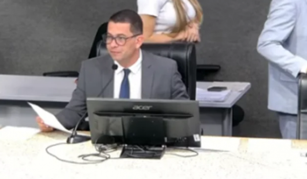 Presidente de câmara de vereadores é flagrado xingando ao encerrar sessão com microfone ligado; confira