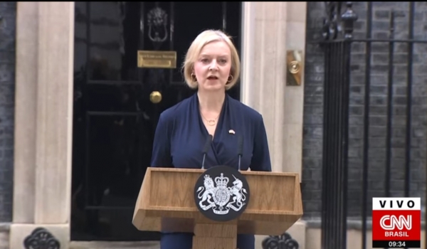 Primeira-ministra do Reino Unido renuncia ao cargo após pressões