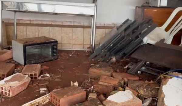 Forte temporal destruiu bens de imóvel na Rua Augusta Bastos, em Rio Verde