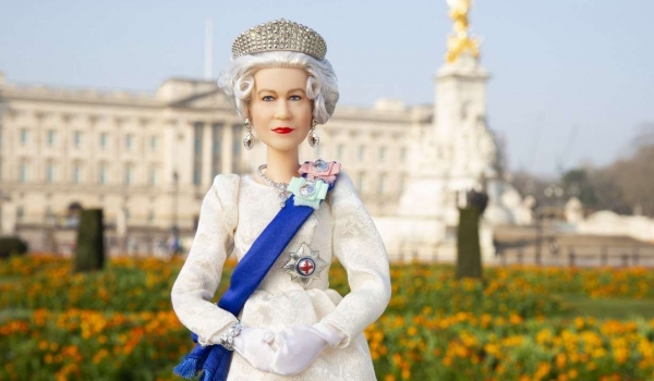 Rainha Elizabeth II ganha boneca Barbie em homenagem aos seus 70 anos no trono