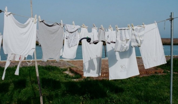 Receita caseira com água oxigenada, bicarbonato e detergente pode ajudar a tirar o amarelado da roupa branca