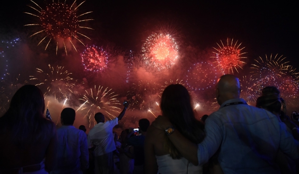 Saiba como diminuir o sofrimento dos pets durante a queima de fogos no réveillon