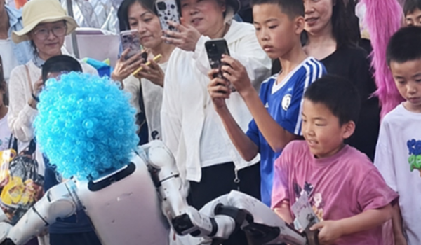 Robô dá chute no estômago de criança durante apresentação na China