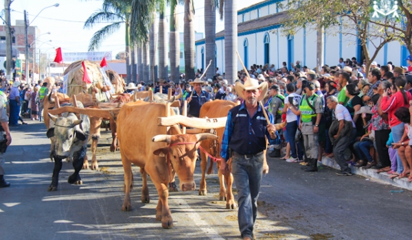 Coluna Bento Junior: FÉ E TRADIÇÃO: DESFILE DE CARREIROS EM TRINDADE REÚNE CENTENAS DE FIÉIS