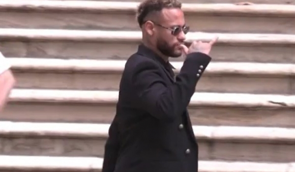 Promotoria retira acusações contra Neymar no caso de sua transferência para o Barcelona
