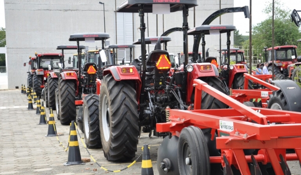 Coluna Marcos Paulo: MÁQUINAS AGRÍCOLAS ADQUIRIDAS COM RECURSOS FEDERAIS SÃO ENTREGUES A 22 PREFEITURAS DE GOIÁS