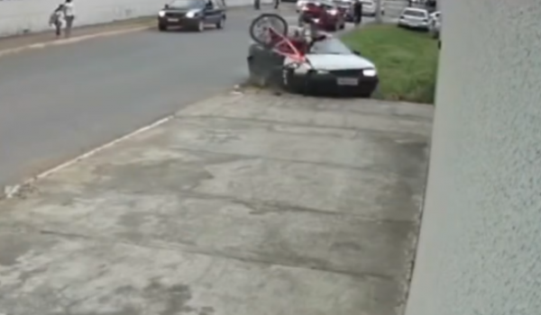 Motorista morre ao volante, provoca acidentes e atropela ciclista em Senador Canedo