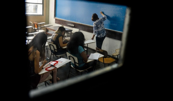 Sintego emite nota comemorando a suspensão do Novo Ensino Médio