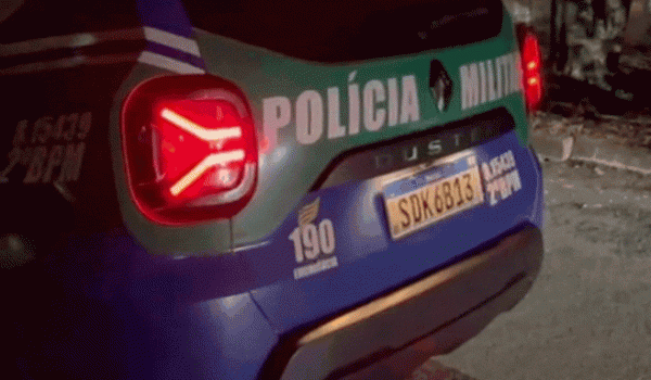 Homem chuta viatura da PM e diz: Que quebrando o quê? Tô jogando futebol