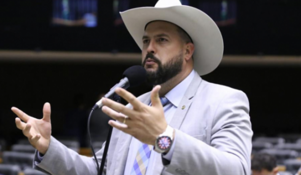 Deputado propõe projeto para proibir uso de cores fora da bandeira em uniformes da seleção
