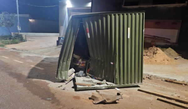 Embriagado bate em contêiner, tenta invadir casa e desacata policiais