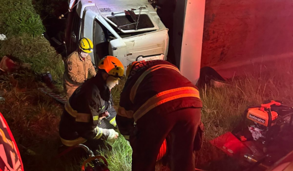 Colisão entre caminhões mobiliza Bombeiros na BR-153, em Morrinhos